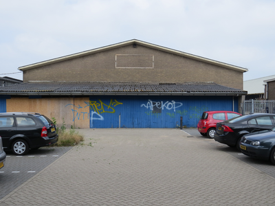826034 Gezicht op de voorgevel van een voormalige loods van Houthandel Jongeneel (Zeedijk 6) te Utrecht vóór de sloop, ...